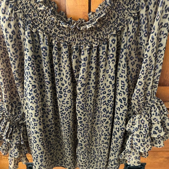 Women’s Leopard Blouce size XL. Off or on shoulder style. Worn once. - Picture 2 of 3